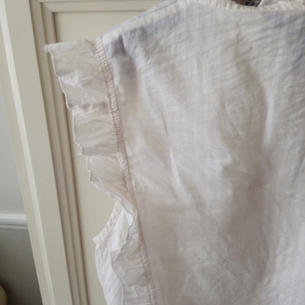 Marc Jacobs Ruffled Top. - Picture 2 of 8